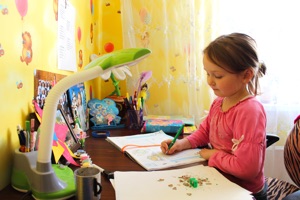 Девочка делает уроки