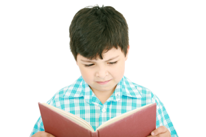 Мальчик читает книгу